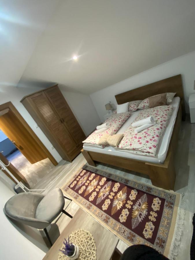 Apartman Filip Udbina Extérieur photo