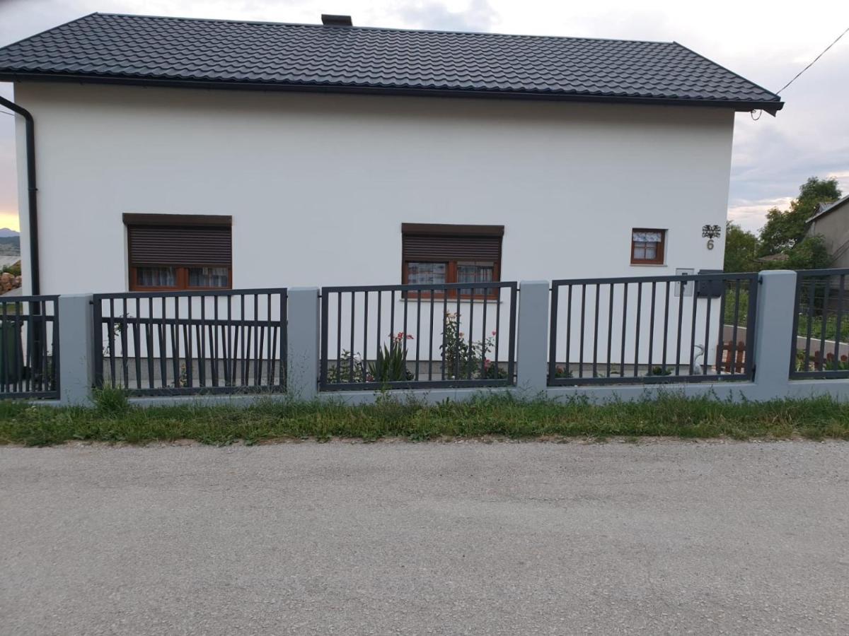 Apartman Filip Udbina Extérieur photo